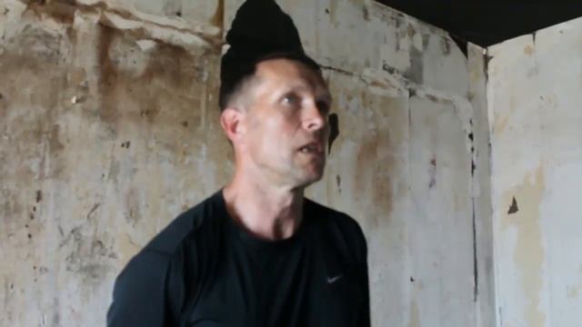 Люди спасались от пожара, спускаясь по автолестнице смотреть онлайн