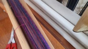 Начала ткать палантин