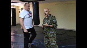 Авторская ТВ передача В Н Крючкова Защити себя сам Фонарик в самообороне.