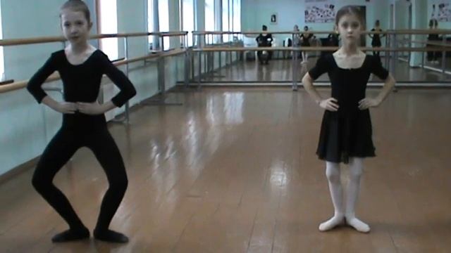 Соте. Стараемся прыгать по первой позиции. 6-8 лет. Маргарита молодец. Девочки исправляйте ошибки. смотреть онлайн