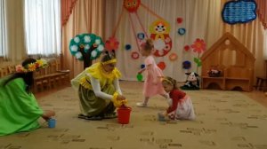 Танец пчелок. 8 марта в детском саду у Лолиты.