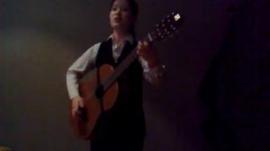 Белые розы поют под гитару кореянки