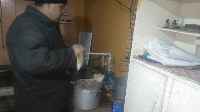 Чем кормить птицу зимой. обустройство брудера для зимнего выводка птицы! смотреть онлайн