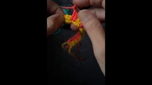 Узор разноцветные ячейки крючком из остатков пряжи