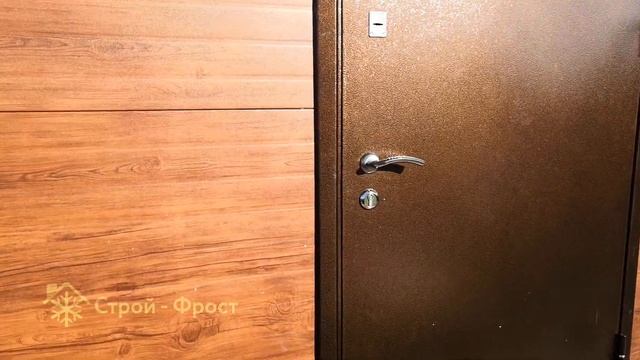 Гараж на один автомобиль в темных цветах с покрытием под тестуру дерева. смотреть онлайн