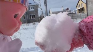 Пупсик на прогулке Алиса Как Мама катает куклу на машинке зимой Детское видео #AlisebabyTV