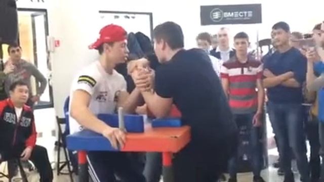 Армрестлинг. 23 февраля 2017 кубок ТРЦ Кристалл г. Тюмень. Садыков Ильяс. смотреть онлайн