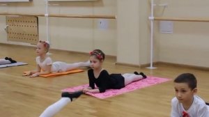 Растяжка на шпагат для детей будущих фигуристов