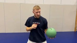 Работа с медболом. Упражнение для тренировки «взрывного» гяку-цуки