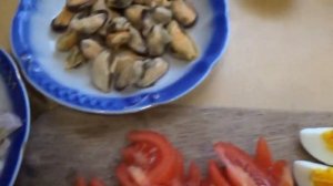 Салат с маринованными мидиями.