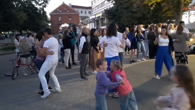 Чудо-город Брест. Танцы на Советской.????