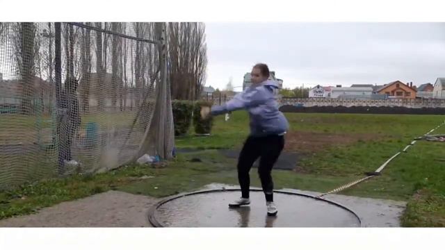 зрители берут бинокли чтобы увидеть куда забросила молот девушка. #hammer смотреть онлайн