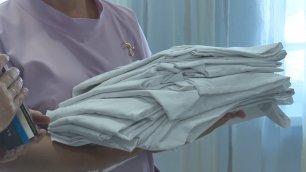 Медики из анапского роддома получили халаты, освященные на мощах крымского святого
