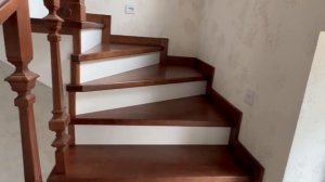 Деревянная лестница на бетоне