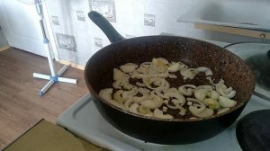 Печень в сметанном соусе с луком!