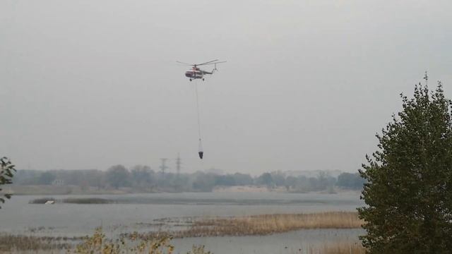 Тушение пожара вертолётом у Чистого озера,Северодонецк 1.10.2020 смотреть онлайн