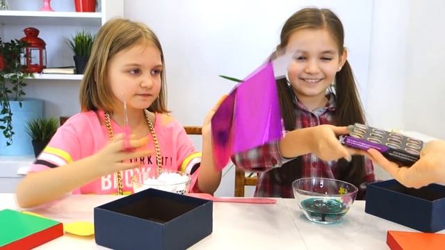 Богатая школьница и Бедная школьница ДЕЛАЮТ СЛАЙМ /  Богатые и Бедные ингредиенты для слайма