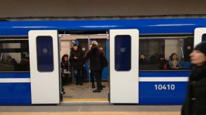 Поезд Штадлер в минском метрополитене проезжает станцию метро Партизанскую