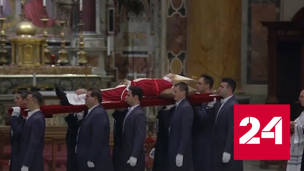 Верующие продолжают прощаться с папой Бенедиктом XVI - Россия 24