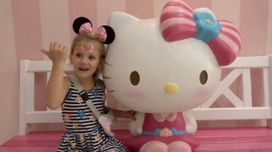 Милана гуляет в парке - "ОСТРОВ МЕЧТЫ" Милана в детском салоне красоты-  Hello KITTY