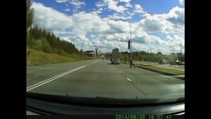 баран атакует машину