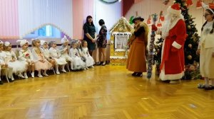 Новогодний Утреник 2018-2019 в детском саду. Дед мороз и снегурочка дарят подарки.