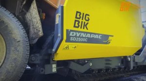 Асфальтоукладчик DYNAPAC SD2500C: пробная укладка асфальта с заказчиком