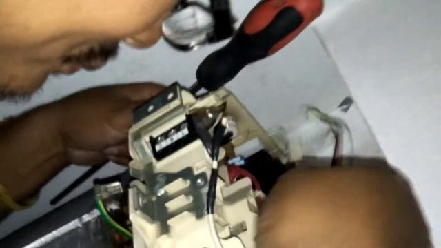 แนวทางเช็คซ่อมแอร์บ้านMITSUBISHI ELECTRICรุ่นMS-SGE13VC-T1อาการเปิดสักพักLEDกระพริบ3ครั้งตอนที่1 смотреть онлайн