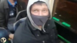 Активист получил по заслугам, проверяя наличие масок у пассажиров в метро