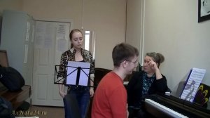 Урок вокала.  Основы голосоведения.  Поём вокализ.