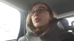 Вытаскивают машину краном из кювета? на дороге лед ? будьте осторожны и внимательны ?