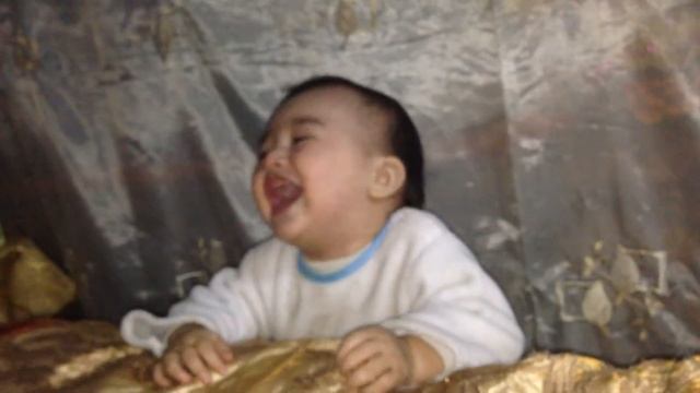 Мальчик смеется смотреть онлайн