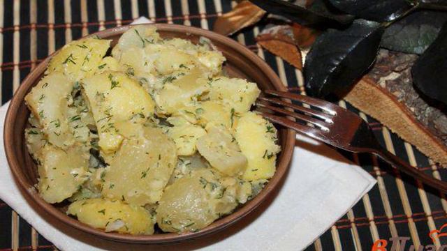 Картофель кусочками с твердым сыром, маслом и укропом