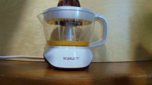 Соковыжималка Scarlett SC-JE50C06 за работой: апельсины