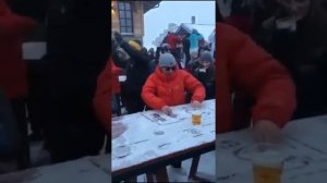 Парень DJ за пультом из снега (полное видео)