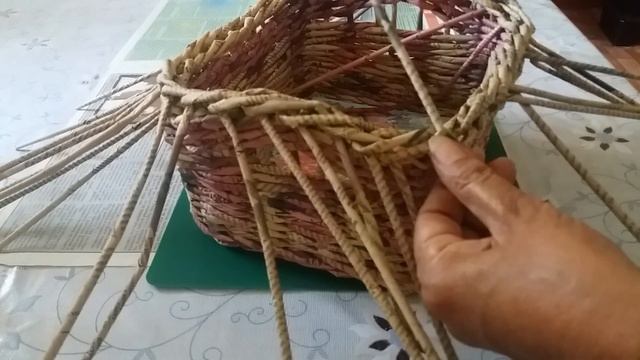 Плетение из газетных трубочек.  Загибка квадратной плетенки