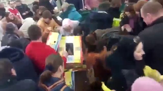 ВІДЕО БІЙКИ ЗА БАНАНИ В ОДНОМУ ІЗ СУПЕРМАРКЕТІВ КРИМУ
