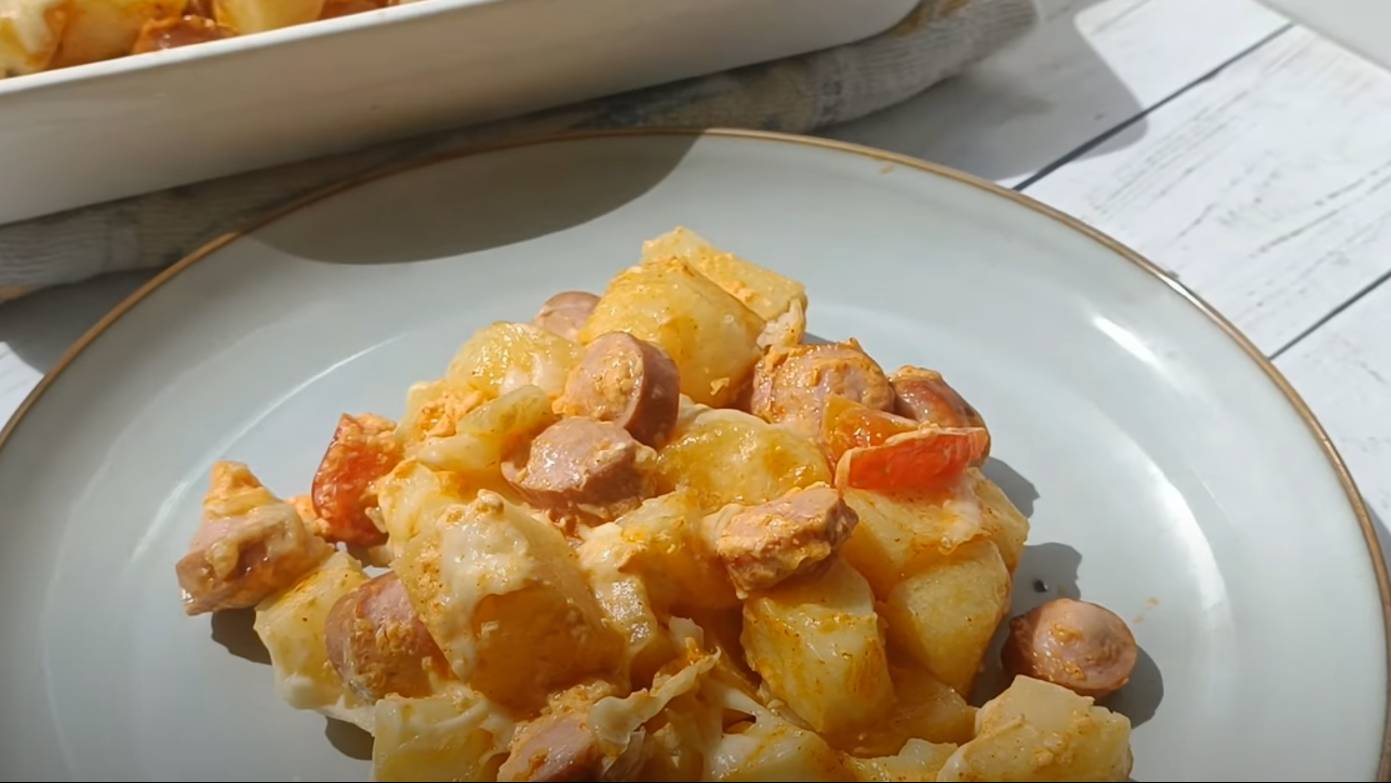 Сытный 🥔 КАРТОФЕЛЬ С СОСИСКАМИ И ПОМИДОРАМИ 🥔 В духовке запеченная
