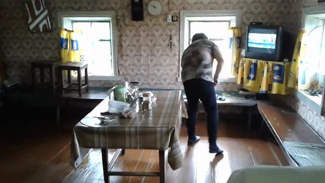 Мама моет пол в доме смотреть онлайн