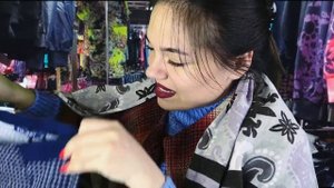 АСМР ПАРОДИЯ? НАЗОЙЛИВАЯ ПРОДАВЩИЦА ВТЮХАЕТ ТЕБЕ ШМОТКИ?? ASMR terrible saleswoman