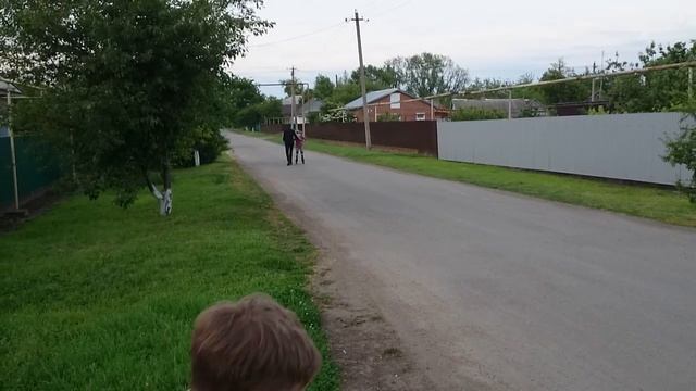 Максим впервые встал на ролики смотреть онлайн