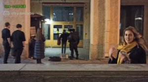 ДЕВУШКА ТАНЦУЕТ НА НЕВСКОМ, А ПОЛИЦИЯ ЗАДЕРЖИВАЕТ УЛИЧНЫХ МУЗЫКАНТОВ