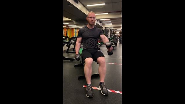махи гантелей перед собой
