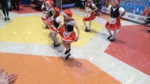Танец красных шапочек
