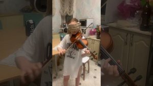 Девочка играет на скрипке с закрытыми глазами