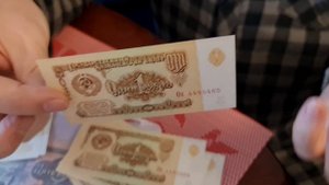 1 рубль СССР 1961 года, наглядно как он превратился в деревянный  рупь 1991 г. Ваш комментарий.