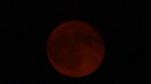 Что то происходит на луне! Красная луна напугал местных жителей