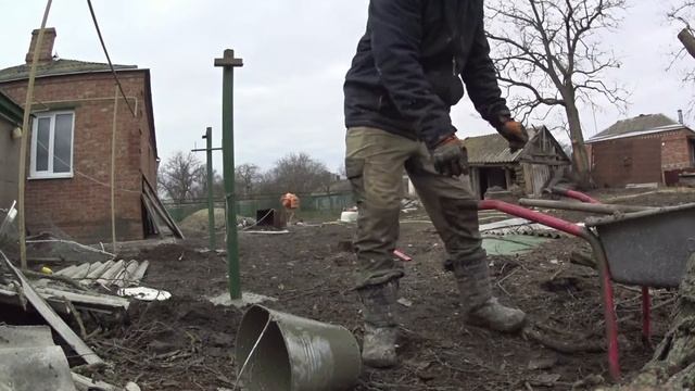 #19 Переезд на Кубань///УСТАНОВКА СТОЛБОВ ДЛЯ ШПАЛЕРЫ///ЗАЛИВКА ТРОТУАРНОЙ ПЛИТКИ/// смотреть онлайн