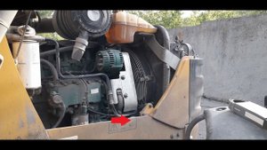 Замена приводного ремня на экскаваторе-погрузчике Вольво бл 71б. Backhoe loader volvo bl71b.