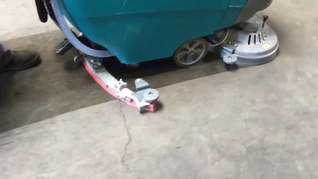 Tennant T5 28” EC H2O Walk Behind Floor Scrubber 24V Battery Only 47.6 hrs смотреть онлайн